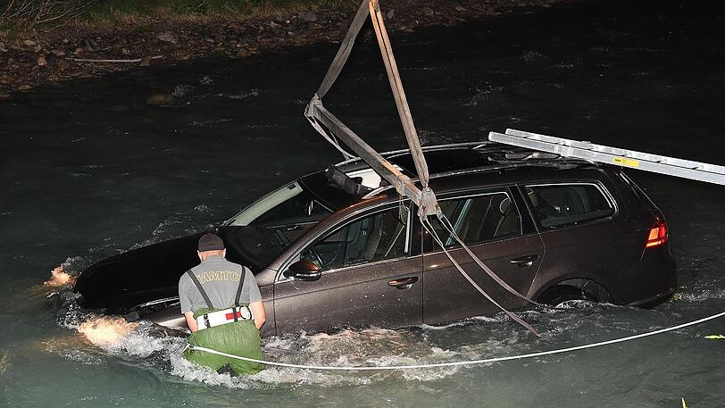 Wohl wegen eines Ausweichmanövers landeten die beiden Männer mit ihrem Auto im Rißbach. Die Bilder.