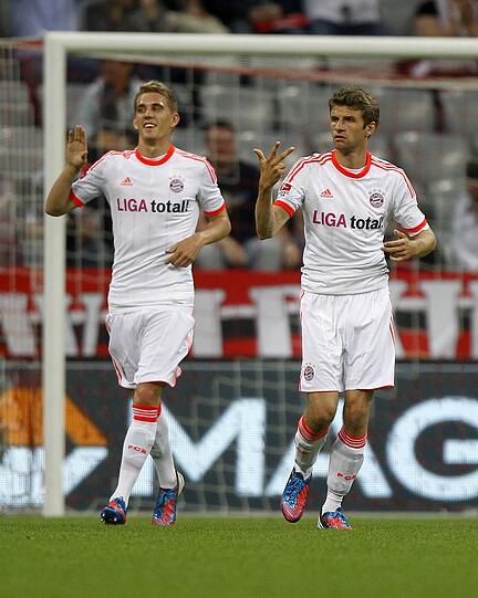 Nils Petersen (l.) - 2011/2012: Als Zweitliga-Torschützenkönig kam Petersen von Energie Cottbus für die Ablöse von 2,8 Millionen Euro nach München. Allerdings kam Petersen nicht wirklich über die Rolle des Jokers hinaus und bestritt sogar drei Partien für die Bayern-Reserve. Nach einer Saison wurde er an  Werder Bremen verliehen. Ein Jahr später wurde er von den Norddeutschen fest verpflichtet.