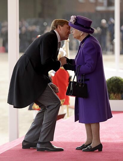 Schmatz II (mit Knicks): Die britische Königin Elizabeth II. begrüßt König Willem-Alexander, der galant in die Knie geht.
