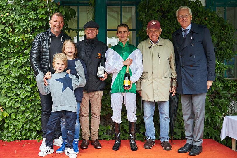 Erfolg liegt in der Familie: Alexander Hofmann und seine Kinder Anna und Michael überreichten den Preis des Baywobau-Rennens.