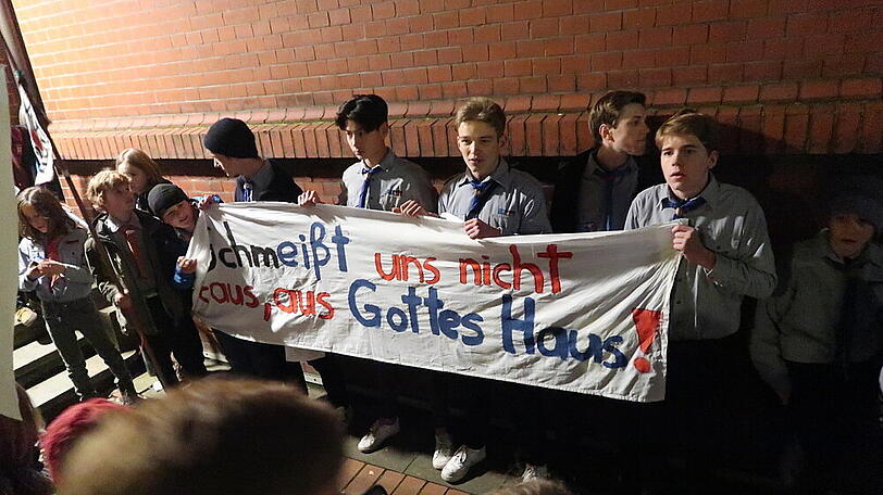 Protest gegen Rausschmiss: Kinder und Jugendliche vor dem Gemeindehaus St. Andreas in Hamburg-Harvestehude