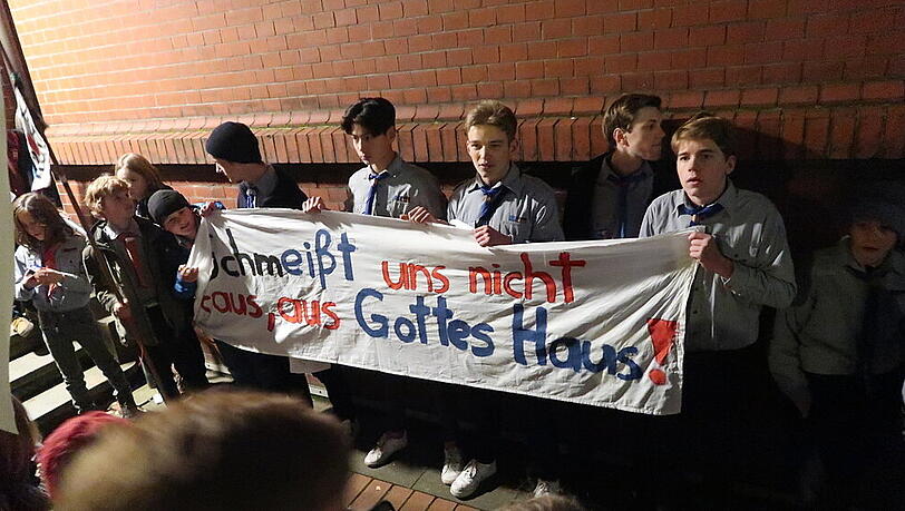 Protest gegen Rausschmiss: Kinder und Jugendliche vor dem Gemeindehaus St. Andreas in Hamburg-Harvestehude Protest gegen Rausschmiss: Kinder und Jugendliche vor dem Gemeindehaus St. Andreas in Hamburg-Harvestehude