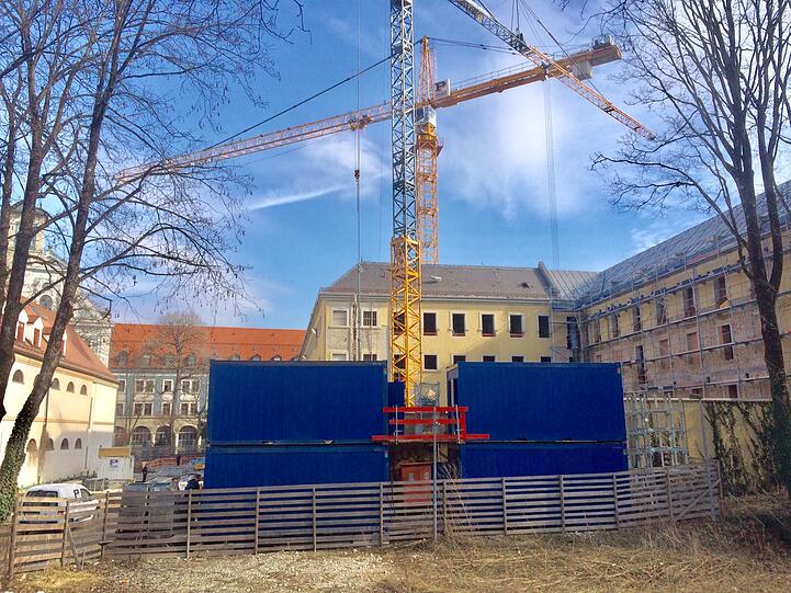 An diesen Containern fanden die Beamten die zwei Toten.