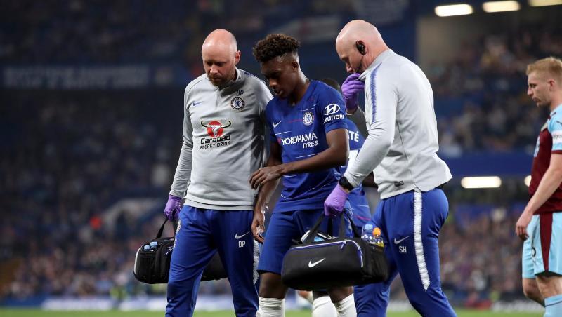 Chelseas Callum Hudson-Odoi (2.v.l) verlässt verletzt das Spielfeld. Foto: Adam Davy Chelseas Callum Hudson-Odoi (2.v.l) verlässt verletzt das Spielfeld. Foto: Adam Davy