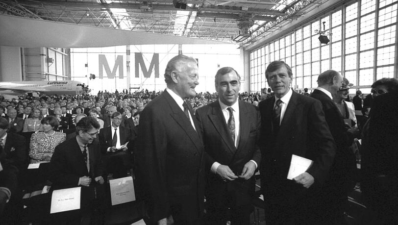 Der damalige Ministerpräsident Max Streibl (l.) neben Bundesfinanzminister Theo Waigel und Bayerns Finanzminister Georg von Waldenfels bei der Eröffnung des Flughafens. Der damalige Ministerpräsident Max Streibl (l.) neben Bundesfinanzminister Theo Waigel und Bayerns Finanzminister Georg von Waldenfels bei der Eröffnung des Flughafens.