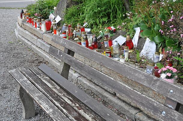 Viele Menschen gedenken Martin H. mit Kerzen und Nachrichten.