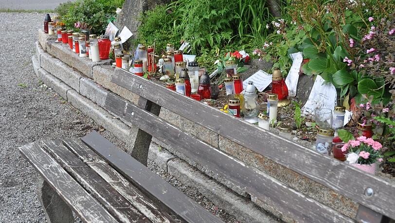 Viele Menschen gedenken Martin H. mit Kerzen und Nachrichten.