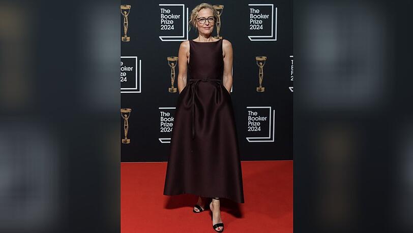 Gillian Anderson pr&auml;sentiert auf dem roten Teppich einen zeitlosen Look.