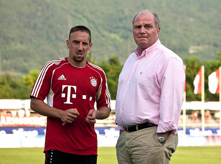 Bayern Training mit Spezial-Gast Uli Hoeneß: Die Bilder vom Gardasee