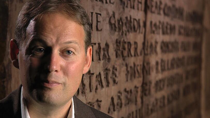 Uwe Neumahr (39) ist Renaissance-Experte, Literaturagent und Autor. Er lebt mit seiner Frau und seiner Tochter in Geltendorf.