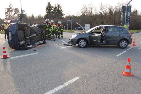 Der Student hatte nicht bemerkt, dass für ihn die Ampel "rot" zeigte, und fuhr darüber. Eine 37-jährige Toyota-Fahrerin konnte daraufhin nicht mehr bremsen und rammte einen Corsa.