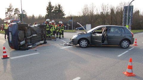 Der Student hatte nicht bemerkt, dass für ihn die Ampel "rot" zeigte, und fuhr darüber. Eine 37-jährige Toyota-Fahrerin konnte daraufhin nicht mehr bremsen und rammte einen Corsa. Der Student hatte nicht bemerkt, dass für ihn die Ampel "rot" zeigte, und fuhr darüber. Eine 37-jährige Toyota-Fahrerin konnte daraufhin nicht mehr bremsen und rammte einen Corsa.