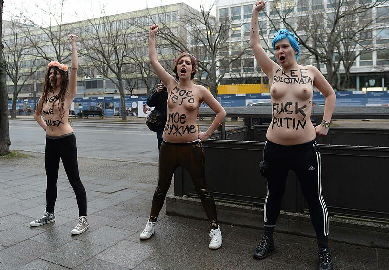 Protest vor der russischen Botschaft in Berlin: Femen-Aktivistinnen demonstrieren zum Auftakt in Sotschi gegen die "Gulag-Spiele".