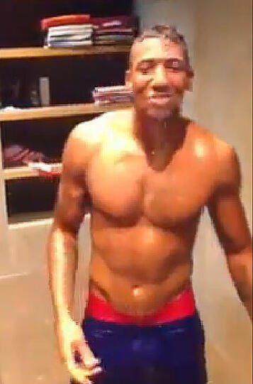 Jerome Boateng und die Ice Cube Challenge. Er nominiert Mesut Özil, Micah Richards und Lukas Podolski.