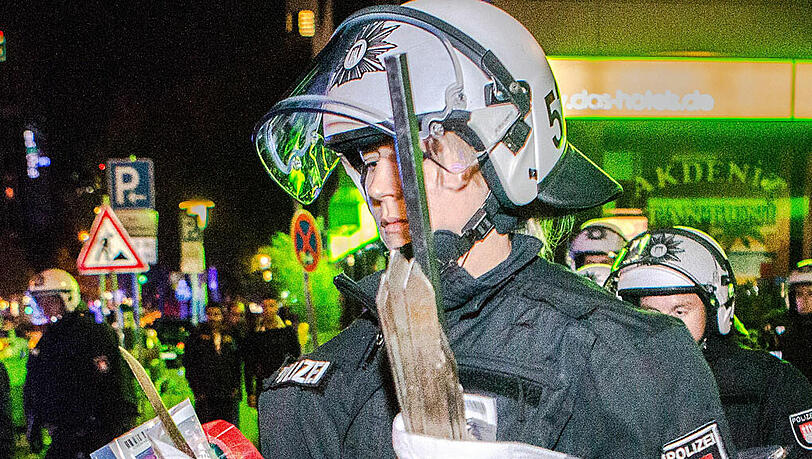 Eine Polizistin trägt aufgefundene Hieb- und Stichwaffen zu einem Fahrzeug. Eine Polizistin trägt aufgefundene Hieb- und Stichwaffen zu einem Fahrzeug.