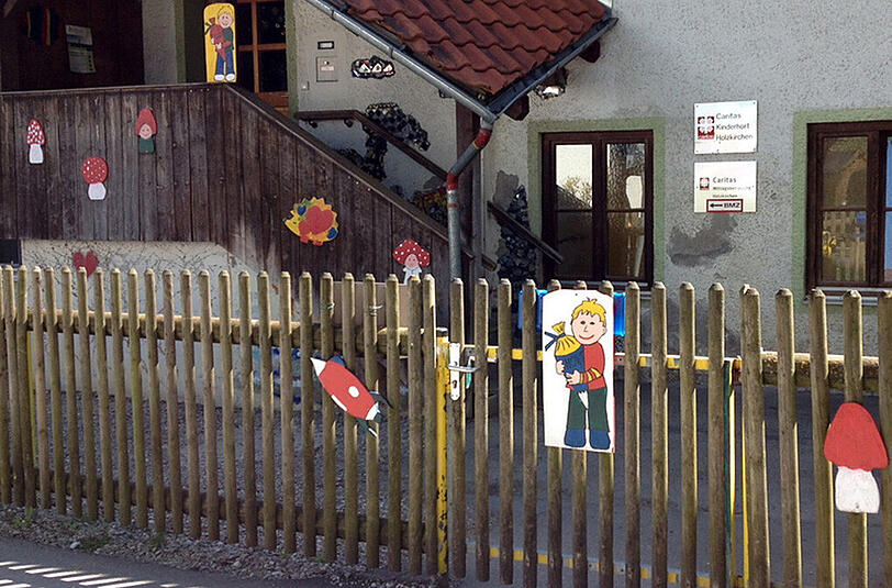 Eine gleichgeschlechtliche Ehe kommt beim katholischen Wohlfahrtsverband Caritas nicht gut an. Die Leiterin dieses Kinderhorts in Holzkirchen muss deshalb gehen.