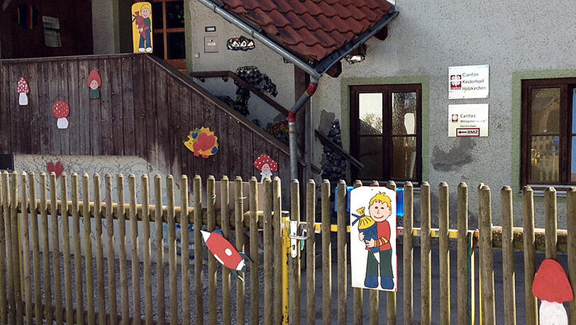 Eine gleichgeschlechtliche Ehe kommt beim katholischen Wohlfahrtsverband Caritas nicht gut an. Die Leiterin dieses Kinderhorts in Holzkirchen muss deshalb gehen. Eine gleichgeschlechtliche Ehe kommt beim katholischen Wohlfahrtsverband Caritas nicht gut an. Die Leiterin dieses Kinderhorts in Holzkirchen muss deshalb gehen.