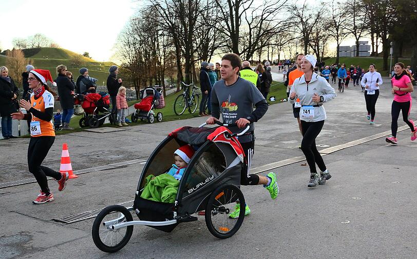 Am Samstag liefen mehr als 1.700 Münchner durch den Olympiapark. Die Bilder vom Nikolauslauf.