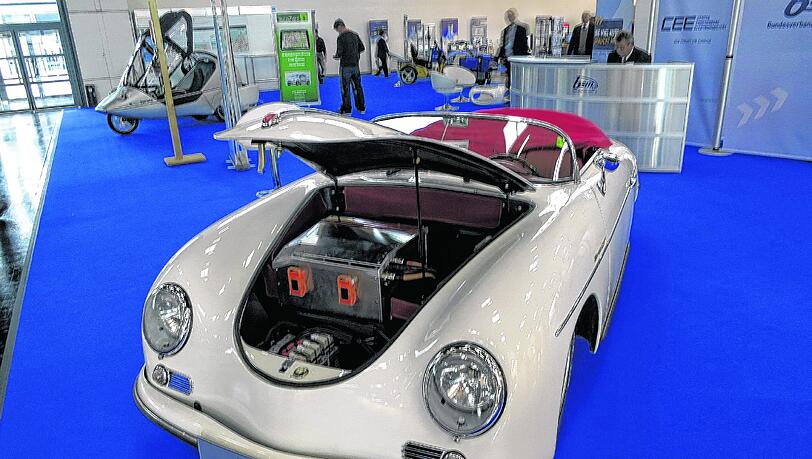 Die Karosserie ist genauso wenig original wie das Innenleben: Der Nachbau des Porsche 356 Speedster schafft mit sauberem E-Antrieb 170 Sachen. Die Karosserie ist genauso wenig original wie das Innenleben: Der Nachbau des Porsche 356 Speedster schafft mit sauberem E-Antrieb 170 Sachen.
