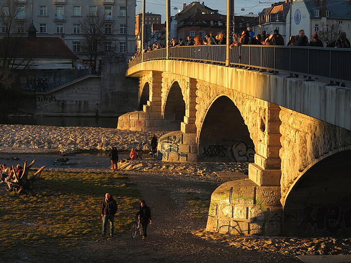 In den Abendstunden wird es am Isarstrand in der Au richtig voll. Hier stürzte der Mann auf den Radweg.