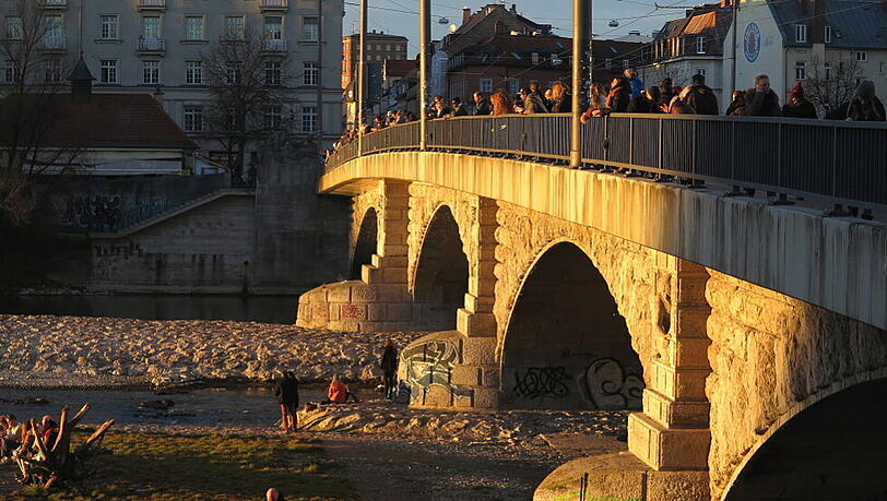 In den Abendstunden wird es am Isarstrand in der Au richtig voll. Hier stürzte der Mann auf den Radweg. In den Abendstunden wird es am Isarstrand in der Au richtig voll. Hier stürzte der Mann auf den Radweg.