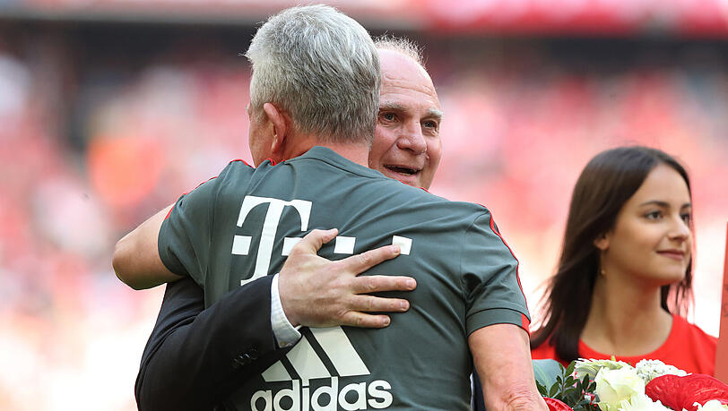 1. Hoeneß blitzt bei Heynckes ab: Hoeneß kämpft um Heynckes – und verliert: Der Präsident will es nicht wahrhaben, bettelt Trainer Jupp Heynckes, damals 72, inständig an, doch noch eine weitere Saison zu bleiben – vergeblich. Heynckes sagt im März seinem Kumpel Uli endgültig ab, er will sein vorheriges Leben als Rentner zurück. Erst jetzt machen die Bayern-Bosse bei Thomas Tuchel, schon seit Herbst 2017 Karl-Heinz Rummenigges Favorit, ernst. 1. Hoeneß blitzt bei Heynckes ab: Hoeneß kämpft um Heynckes – und verliert: Der Präsident will es nicht wahrhaben, bettelt Trainer Jupp Heynckes, damals 72, inständig an, doch noch eine weitere Saison zu bleiben – vergeblich. Heynckes sagt im März seinem Kumpel Uli endgültig ab, er will sein vorheriges Leben als Rentner zurück. Erst jetzt machen die Bayern-Bosse bei Thomas Tuchel, schon seit Herbst 2017 Karl-Heinz Rummenigges Favorit, ernst.