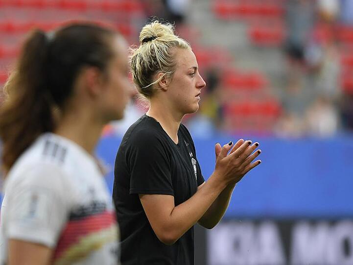 Sara Däbritz (l) und Carolin Simon gehen nach dem Spiel über das Feld. Foto: Sebastian Gollnow/Archivbild
