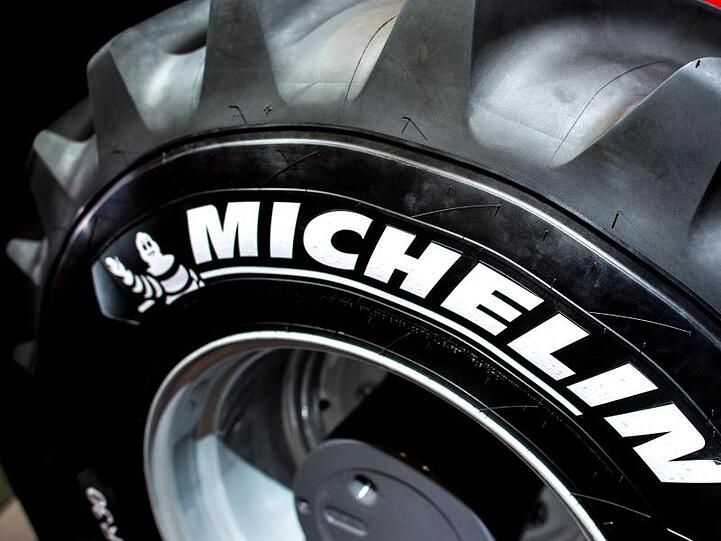 Eine Reifen des Herstellers Michelin erkenntlich an der Aufschrift "MICHELIN" ist zu sehen. Foto: Hauke-Christian Dittrich/Archiv
