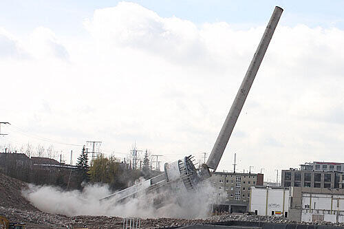 In weniger als fünf Sekunden war alles vorbei: Der 80 Meter hohe und rund 300 Tonnen schwere Turm auf dem ehemaligen Milchhof-Areal am Wöhrder See wurde am Samstag gesprengt.