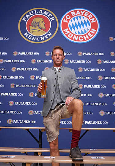 Bayern-Trainer Julian Nagelsmann beim traditionellen Lederhosen-Shooting der Münchner.