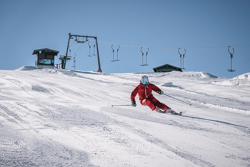 In Höhenlagen zwischen 600 und 1.550 Metern können Skibegeisterte ihre Ski anschnallen und die Pisten erkunden.