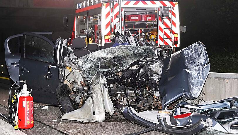 Der Fahrer musste schwerverletzt aus dem Wrack seines Opel Corsa geschnitten werden. Der Fahrer musste schwerverletzt aus dem Wrack seines Opel Corsa geschnitten werden.