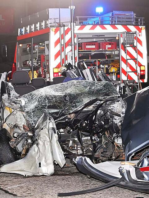 Der Fahrer musste schwerverletzt aus dem Wrack seines Opel Corsa geschnitten werden.
