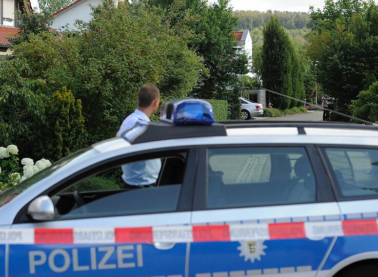 Das Haus des Sparkassendirektors Thomas Bögerl in Heidenheim-Schnaitheim ist am Montag mit heruntergelassenen Rollläden durch einen Blättervorhang zu sehen. In dem Haus wurde am Mittag die Leiche des Bankiers gefunden.