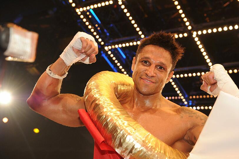 "taff"-Moderator Daniel Aminati jubelt. Er ist der ungeschlagene Meister des Abends - Die Bilder vom großen Sat.1-Promiboxen am Freitagabend.