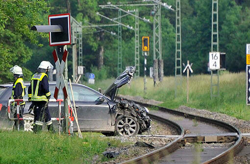 Unfall auf dem Bahnübergang: Am Auto entstand Totalschaden, der Fahrer blieb unverletzt.