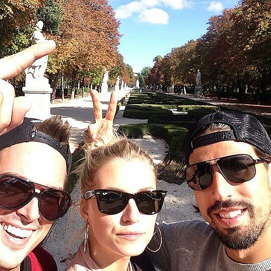 Real-Madrid-Star Sami Khedira postet Fotos wie er mit seiner Freudnin Lena Gercke durch die Straße von Madrid zieht.