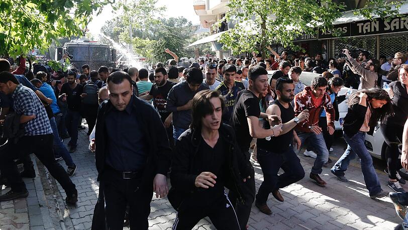 Tränengas, Wasserwerfer und Gummigeschosse - Sehen Sie hier weitere Bilder aus der Türkei.