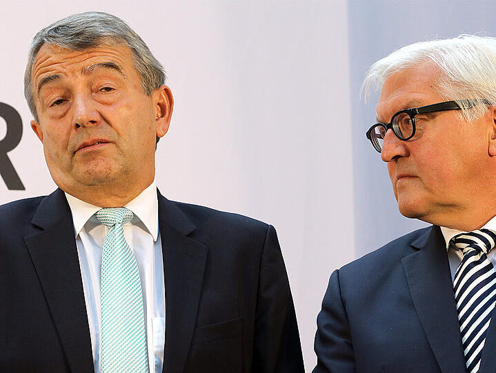 DFB-Präsident Wolfgang Niersbach (l) und Bundesaußenminister Frank-Walter Steinmeier.