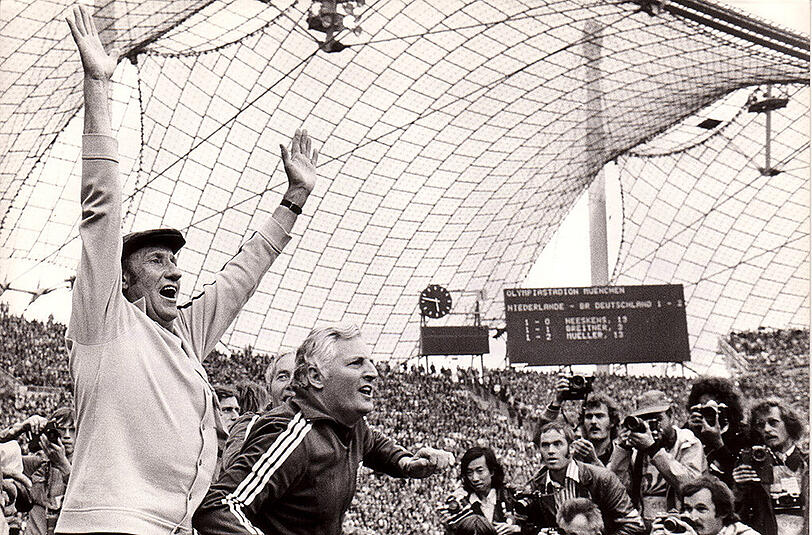 7. Juli 1974: Bundestrainer Helmut Schön und sein Assistent Jupp Derwall bejubeln das 2:1 der deutschen Nationalelf im Münchner WM-Finale gegen die Niederlande.