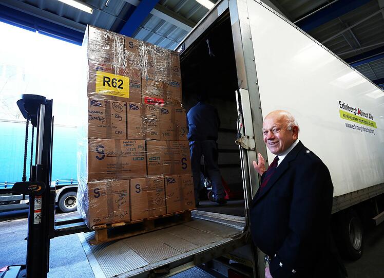Fast 1800 Kilometer weit haben die beiden ehrenamtlichen Mitarbeiter der schottischen Hilfsorganisation &bdquo;Edinburgh Direct Aid&ldquo;, David Reeks (l.) und Jaap Prins, die Spenden der Briten nach München gefahren.