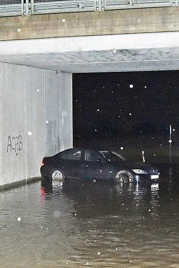 In dieser Unterführung bei Gsprait blieben FAhrzeuge stecken. Ein Mann musste aus seinem BMW befreit werden.