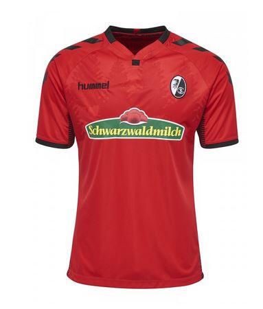 Platz 4: SC FREIBURG: Die dicken Streifen vom letzten Jahr sind verschwunden. Stattdessen ziert Ton in Ton die Silhouette des Schwarzwaldes die Brust der Spieler und schafft somit eine Story zum großen Brustlogo des Sponsors. Das Material mit seiner leichten Karostruktur wirkt angenehm im Griff.