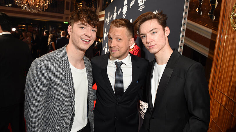 Oliver Pocher (m.) und "Die Lochis".