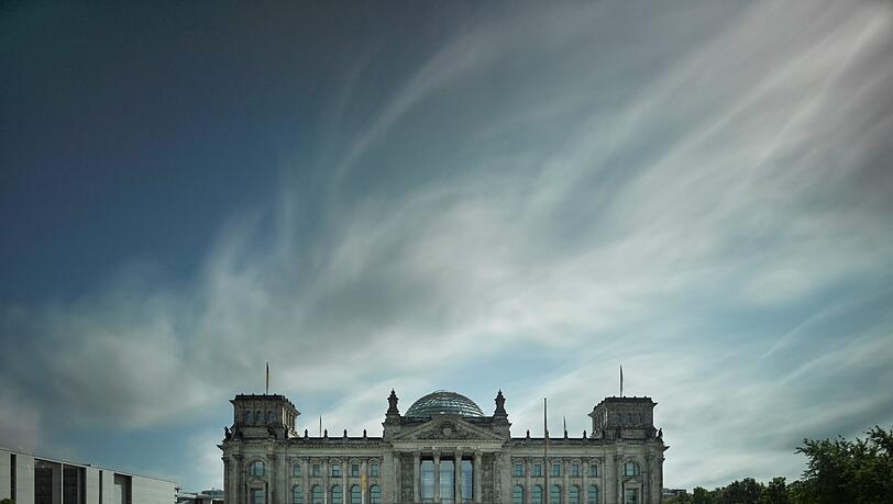 Das Reichstagsgebäude in Berlin besuchen über drei Millionen Menschen im Jahr. Das Reichstagsgebäude in Berlin besuchen über drei Millionen Menschen im Jahr.
