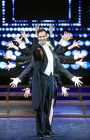 Das Gershwin-Musical &bdquo;Ein Amerikaner in Paris&ldquo; holt das Flair der frühen Nachkriegszeit auf die Bühne.