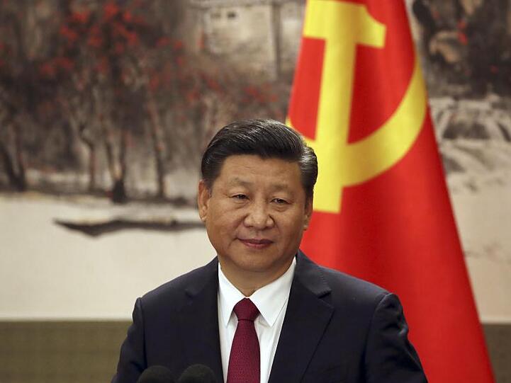 Chinas Staatschef Xi Jinping 2017 bei der Vorstellung des Ständigen Ausschusses des Politbüros in der Großen Halle des Volkes in Peking.