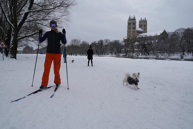 Skifahren an der Isar - der aktuelle Schneefall macht's möglich.