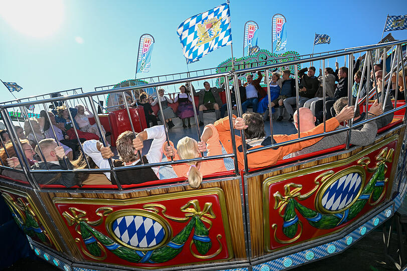 Das Hupferl ist ein bayerischer Klassiker unter den Fahrgeschäften und in diesem Jahr erstmals wieder auf der Wiesn. Das beste: Zuschauen kostet nix und wird eine Riesen-Gaudi.