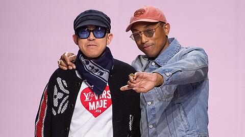 Nigō (l.) und Pharrell Williams (r.) bei der Eröffnung der Fashion Week in Paris.